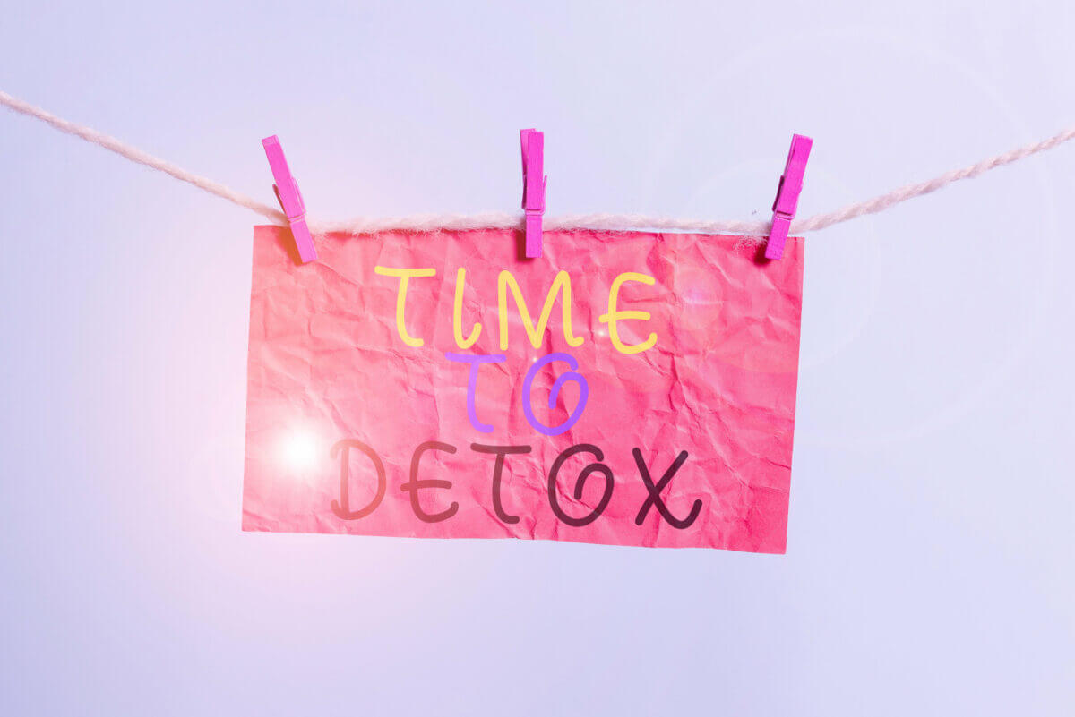 Paper on a clothesline that says Time To Detox